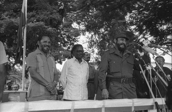 Fidel Castro junto al presidente angolano Agostinho Neto, haciendo uso de la palabra en una concentración popular en el Museque de Golf, Luanda, en ocasión de su primera visita a Angola, el 24 de marzo de 1977. Foto: Joaquín Viñas/ Sitio Fidel Soldado de las Ideas.
