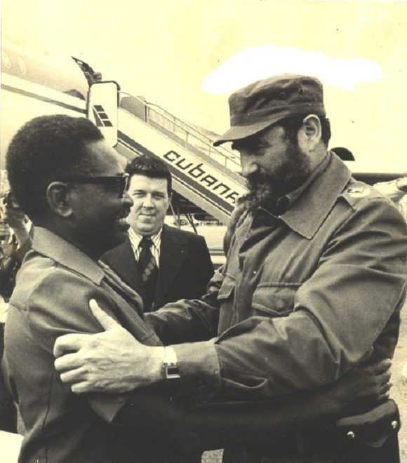 Fidel Castro es recibido por Agosthino Neto, primer presidente de la República Popular de Angola y máximo líder del Movimiento Popular de Liberación de Angola (MPLA) en el aeropuerto de Belas, Angola, el 23 de marzo de 1977. Foto: Sitio Fidel Soldado de las Ideas.