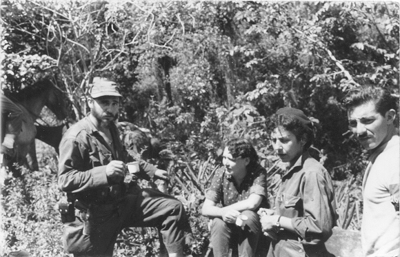 Fidel Castro, Haydeé Santamaría Cuadrado, Celia Sánchez Manduley en el Primer Frente Oriental José Martí, en la Sierra Maestra. Foto: Instituto de Historia / Sitio Fidel Soldado de las Ideas