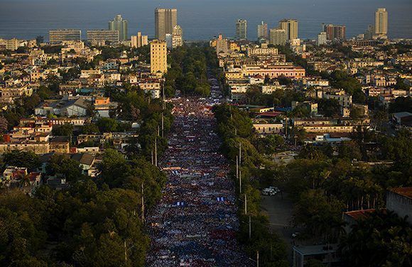 Alrededor de 900 mil personas desfilaron en La Habana