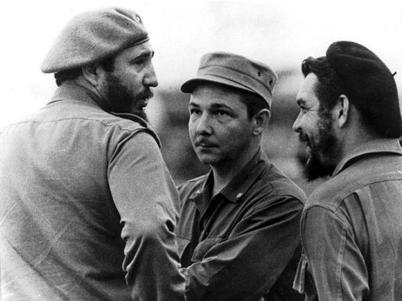 Fidel, el Che y Raúl en el Aeropuerto Internacional "José Martí", en la despedida del Jefe de Estado Argelino y su delegación, 1963. Foto: Osvaldo Salas / Sitio Fidel Soldado de las Ideas.