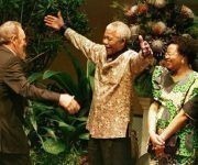 El abrazo de dos amigos entrañables, en presencia de Gracia Machel, en el inicio de la Cumbre del Movimiento de los Alineados, en Durban, septiembre de 1998. Foto: Juventud Rebelde / Sitio Fidel Soldado de las Ideas
