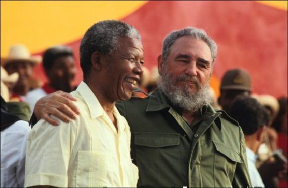 Fidel Castro junto a Nelson Mandela en el acto central por el XXXVIII Aniversario del Asalto al Cuartel Moncada, efectuado en la Plaza Victoria de Girón, en la provincia de Matanzas, 26 de julio de 1991. Foto: Sitio Fidel Soldado de las Ideas