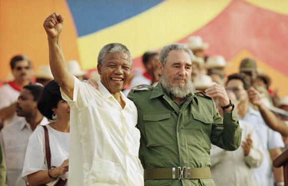 Fidel Castro junto a Nelson Mandela en el acto central por el XXXVIII Aniversario del Asalto al Cuartel Moncada, efectuado en la Plaza Victoria de Girón, en la provincia de Matanzas, 26 de julio de 1991. Foto: Sitio Fidel Soldado de las Ideas