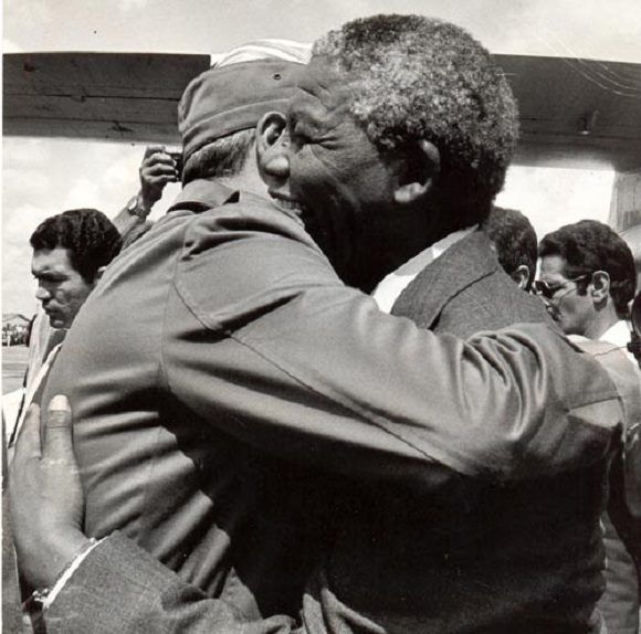 Fidel Castro recibe al líder sudafricano Nelson Mandela en el Aeropuerto Internacional José Martí, en ocasión de su primera visita a Cuba tras su liberación de las cárceles del régimen racista sudafricano del Apartheid, 25 de julio de 1991. Foto: Pedro Beruvides / Sitio Fidel Soldado de las Ideas