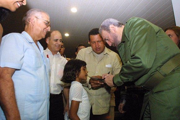 Fidel Castro visita junto al Comandante Hugo Chávez el Centro Internacional de Salud "La Pradera". Durante el recorrido saluda a una niña que recibe tratamiento en dicha instalación, 12 de marzo de 2001. Foto: MINSAP/ Sitio Fidel Soldado de las Ideas