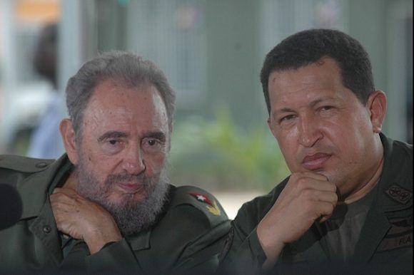 Fidel Castro participa en la edición 231 del programa "Aló, Presidente", que se desarrolla en Cuba, en el municipio Sandino en Pinar del Río junto al Presidente de Venezuela Hugo Chávez Frías, 21 de agosto de 2005. Foto: Sitio Fidel Soldado de las Ideas