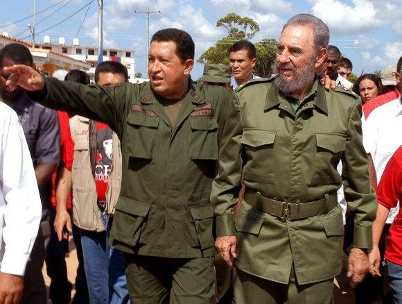 Fidel Castro recorre la comunidad Simón Bolívar del municipio Sandino en Pinar del Río junto al Presidente de Venezuela Hugo Chávez Frías, durante la edición 231 del programa "Aló, Presidente", 21 de agosto de 2005. Foto: Sitio Fidel Soldado de las Ideas