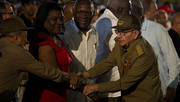 Raul salue un haut gradé cubain au meeting du 26 juillet 