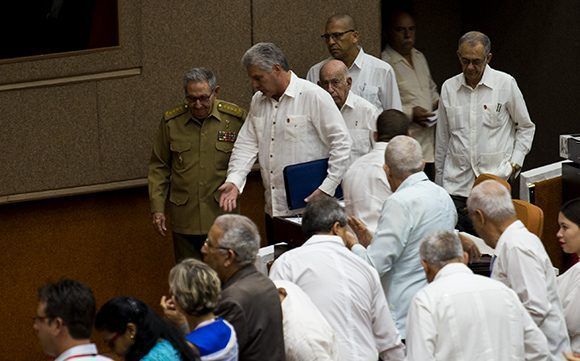 Raúl Castro y Díaz-Canel asisten a sesión del Parlamento cubano