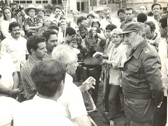 Fidel como siempre rodeado del pueblo. Fábrica de queso en construcción en Sibanicú