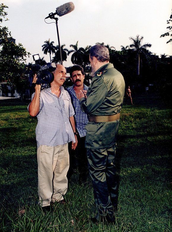 Roberto Chile en Pinar del Río junto a Fidel después de un intenso recorrido (al centro Salvador Combarro). Foto: Cortesía de Roberto Chile.