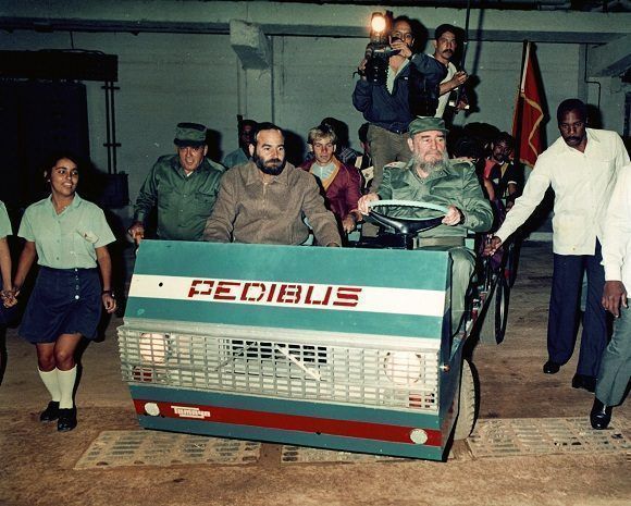 Fidel pedaleando el Pedibus con la Juventud Cubana. Foto: Cortesía de Roberto Chile.