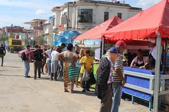 Se instalan puntos de venta de alimentos en zonas afectadas. Foto: Andy Jorge Blanco/Cubadebate