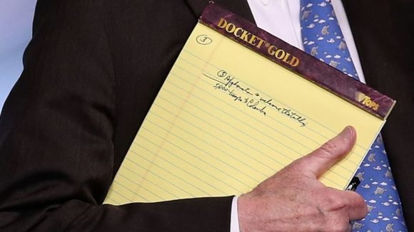 Cuaderno de notas de Bolton donde se deja entrever el posible envío de 5000 tropas a Colombia. Foto: AP