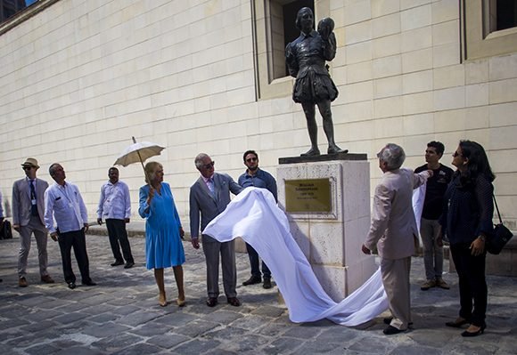 El Príncipe y la Duquesa, junto a Leal, develaron una estatua frente al colegio San Gerónimo, con la figura del famoso dramaturgo inglés William Shakespeare. Foto: Irene Pérez/ Cubadebate.