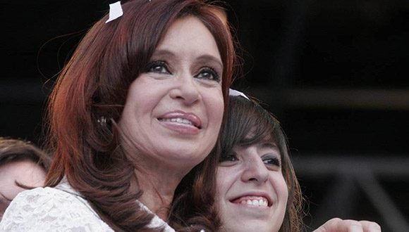 Cristina Fernández junto a su hija Florencia. Foto: Internet.