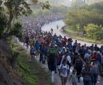 Migrantes centroamericanos que forman parte de una caravana rumbo a la frontera entre México y Estados Unidos, camina por la carretera en Escuintla, Chiapas, México, el sábado 20 de abril de 2019. Foto: AP/ Moisés Castillo.