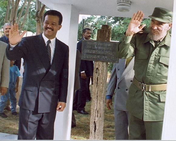 Junto al Presidente de República Dominicana, Leonel Fernández durante la visita a la casa de Máximo Gómez en Baní, República Dominicana, el 23 de agosto de 1998. Foto/Sitio Fidel Soldado de las Ideas.