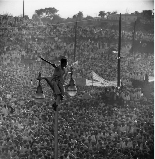 La multitud de campesinos, el espectáculo más imponente, que los barbudos habían visto en La Habana, 26 de julio de 1959. Foto: Alberto Korda.