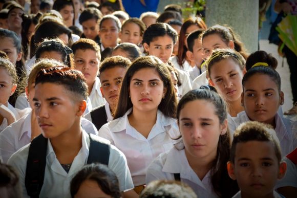Estudiantes de diferentes niveles de enseñanza participan en el acto provincial de inicio del Curso Escolar 2019-2020, efectuado en el Complejo Educacional Juan José Fornet Piña, de la ciudad de Holguín, Cuba, el 2 de septiembre de 2019. ACN FOTO/Juan Pablo CARRERAS/sdl