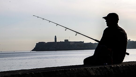 A lo largo de los años, la pesca en el Malecón de La Habana es una tradición. Foto: Abel Padrón Padilla/Cubadebate