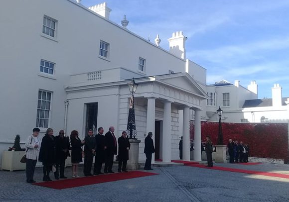Presidente de Irlanda recibe a Díaz-Canel en su residencia al norte de Dublín