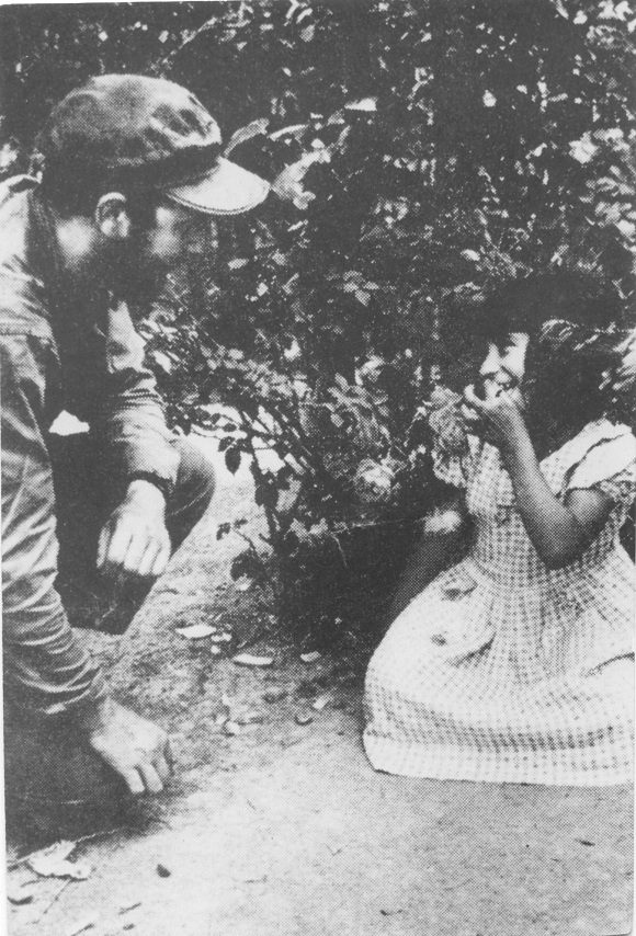 Fidel conversa con una niña campesina en la Comandancia General de la Sierra Maestra 1958