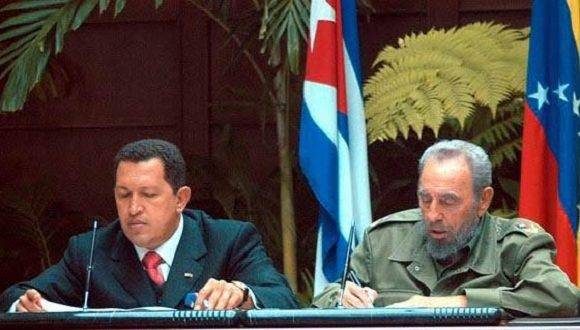 Fidel junto a Hugo Chávez Frías en la inauguración de la Alternativa Bolivariana para las Américas (ALBA). Foto: Radio Rebelde.