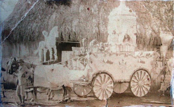 Fotografía más antigua que se conserva de una carroza. Corresponde a una Carroza de San Salvador de 1881