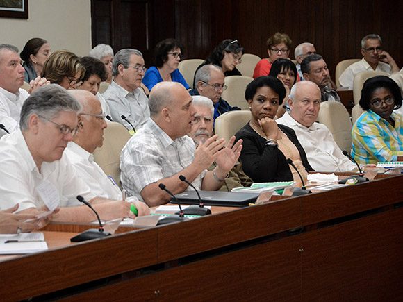 El viceprimer ministro doctor Roberto Morales Ojeda consideró que en Cuba existen determinadas condiciones para evitar que entre el coronavirus al país. Foto: Estudios Revolución.