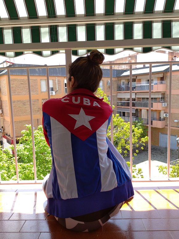 Beatriz en su balcón de Córdova y la solidaridad con Cuba