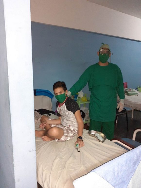 Luis Alberto Paz, médico pinareño, atiende a uno de sus pequeños pacientes con Covid-19. Foto: Radio Guamá