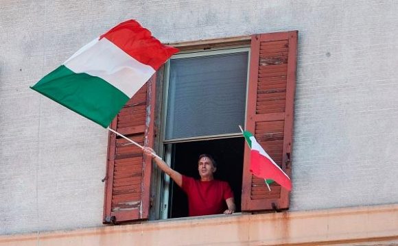 residente italiano canta desde los balcones