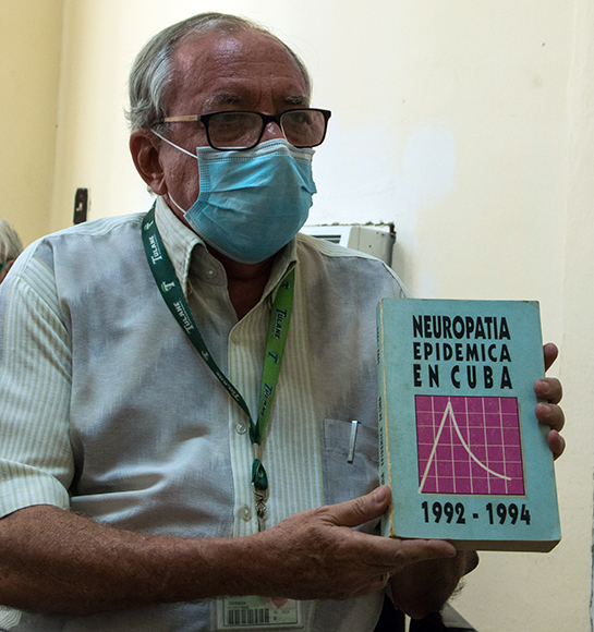 El doctor Pedro Más Bermejo, vicepresidente de la Sociedad Cubana de Higiene y Epidemiologia comenta sobre la amplia experiencia de Cuba en el tratamiento de epidemias.. Foto: Abel Padrón Padilla/Cubadebate