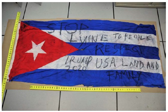 BAndera cubana con Trump 2020