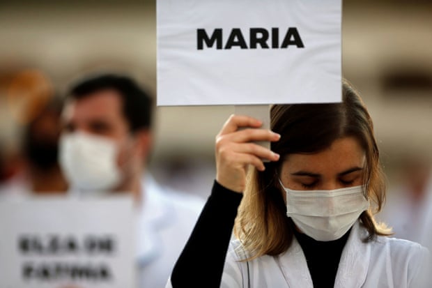 http://media.cubadebate.cu/wp-content/uploads/2020/05/Enfermeros-con-carteles-de-profesionales-de-la-salud-muertos-por-covid-en-brasil.jpg