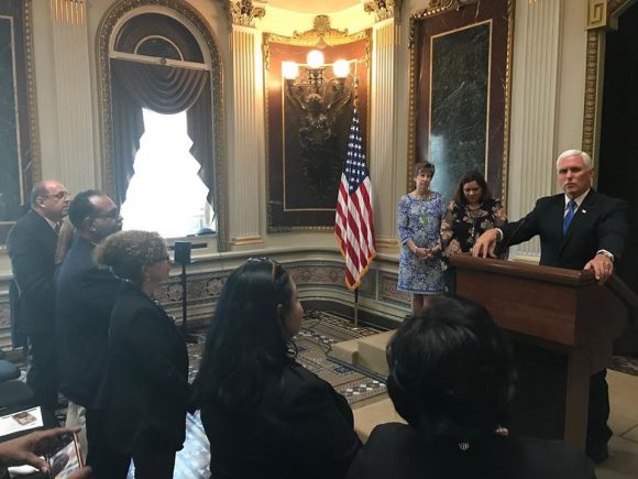 Pastor Frnak López en una reunión en la Casa Blanca con el VP Pence 19 de julio de 2019