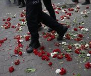 Policías de Turquía caminan por encima de las flores que dejaron los manifestantes durante las protestas en Estambul en el Día de los Trabajadores. Foto: Emrah Gurel / AP