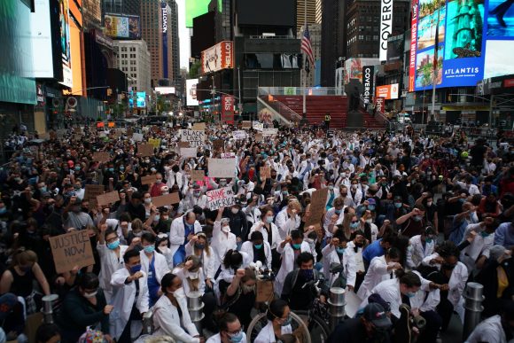 Manifestantes en Times Square en Nueva York el martes.Cr%C3%A9dito...Todd Heisler The New York Times