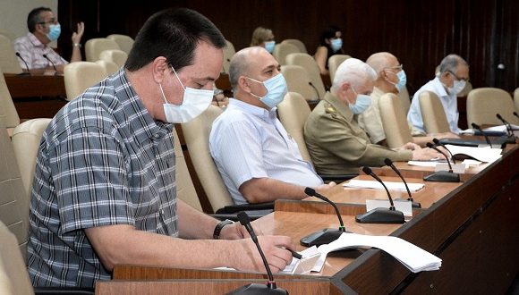 Los números que informó este sábado el ministro de Salud Pública, José Angel Portal Miranda, dan cuenta de lo que Cuba ha logrado con disciplina y constancia: de los 2 369 pacientes diagnosticados con la enfermedad, se mantienen confirmados solo 54, de ellos el 96,3% con una evolución clínica estable