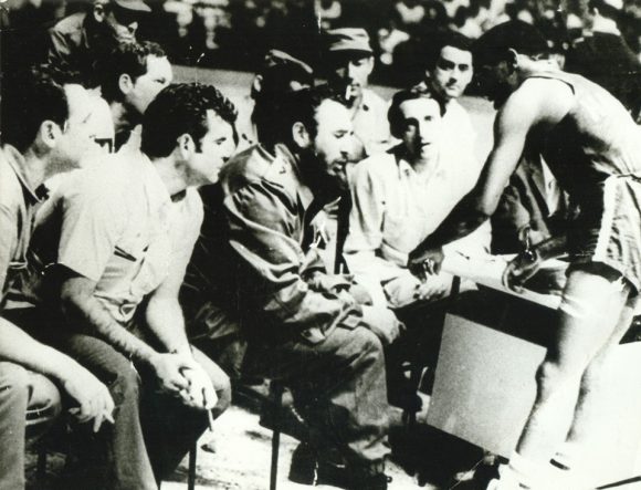 Fidel asesorando al boxeador Orlando Martínez. Foto: Trabajadores.