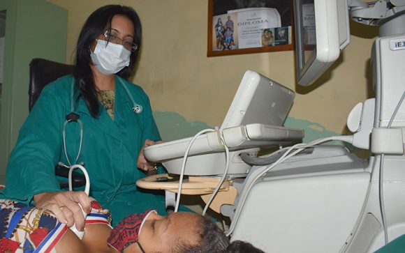 La Dra. Lisset Ley examina a una paciente de 14 años, comprendida en la edad pediátrica.Foto:Carlos Rodríguez Torres