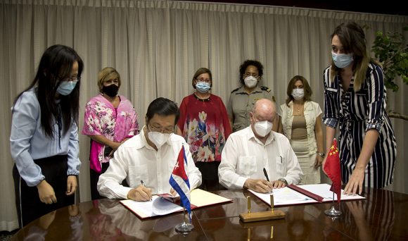 Gobiernos de Cuba y China firman proyectos de cooperación