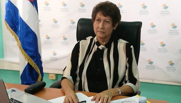 La ministra de Educación, Dra. Ena Elsa Velázquez Coubiella recibió la categoría Profesora emérita de la Universidad de Oriente. Foto: Twitter de la Ministra.