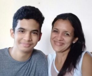 El subcampeón Álvaro, de 14 años, junto a su mamá. Foto: Cortesía del entrevistado/ Juventud Técnica.