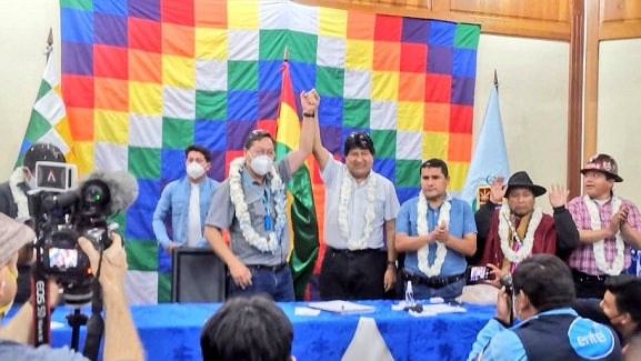 El mandatario Arce y Morales se saludaron con un apretón de manos y un abrazo. Foto: Twiter del presidente Arce.
