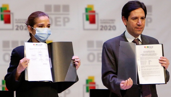 Salvador Romero, presidente del Tribunal Electoral de Bolivia, muestra acta de comicios electorales. Foto: Manuel Claure / Reuters