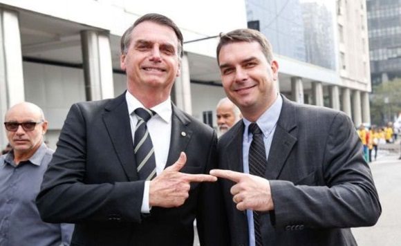 Bolsonaro y su hijo