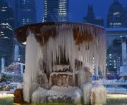 La fuente en el Josephine Shaw Lowell Memorial quedó cubierta de hielo, en Nueva York. Foto: Angela Weiss / Getty Images.